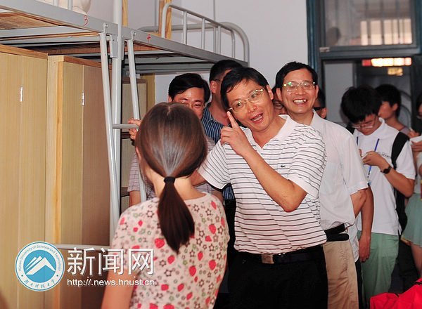 校長劉德順一行深入迎新大本營探望工作