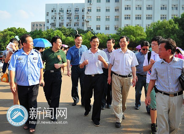 校長劉德順一行深入迎新大本營探望工作