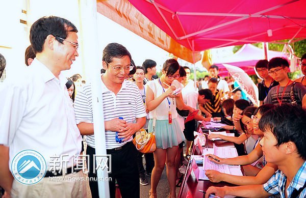 校長劉德順一行深入迎新大本營探望工作