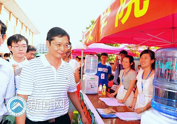 校長劉德順一行深入迎新大本營探望工作