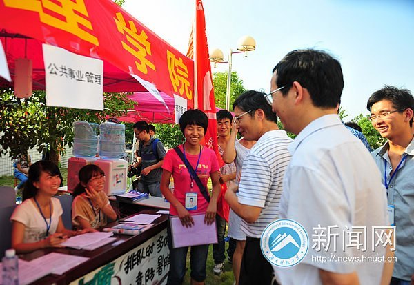 校長劉德順一行深入迎新大本營探望工作