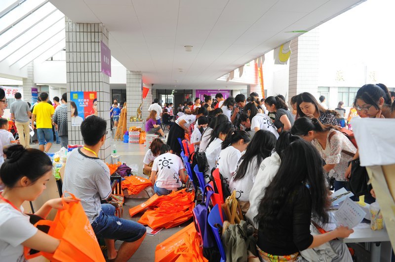 南京大學(xué)金陵學(xué)院迎接2012級本科新生