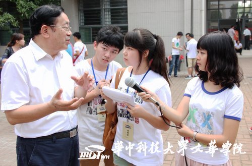 院長(zhǎng)劉獻(xiàn)君親臨迎新現(xiàn)場(chǎng)  鼓勵(lì)新生自主獨(dú)立