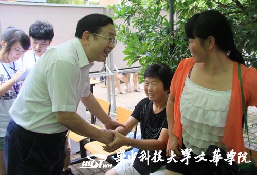 院長(zhǎng)劉獻(xiàn)君親臨迎新現(xiàn)場(chǎng)  鼓勵(lì)新生自主獨(dú)立