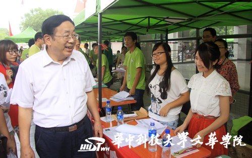 院長(zhǎng)劉獻(xiàn)君親臨迎新現(xiàn)場(chǎng)  鼓勵(lì)新生自主獨(dú)立