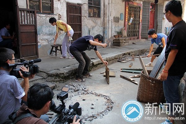 湖南教育電視臺再次跟蹤采訪馬克思主義學院、法學院志愿團事跡