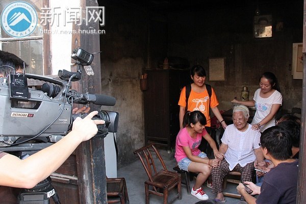 湖南教育電視臺再次跟蹤采訪馬克思主義學院、法學院志愿團事跡