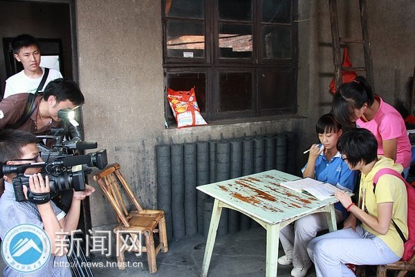 湖南教育電視臺再次跟蹤采訪馬克思主義學院、法學院志愿團事跡