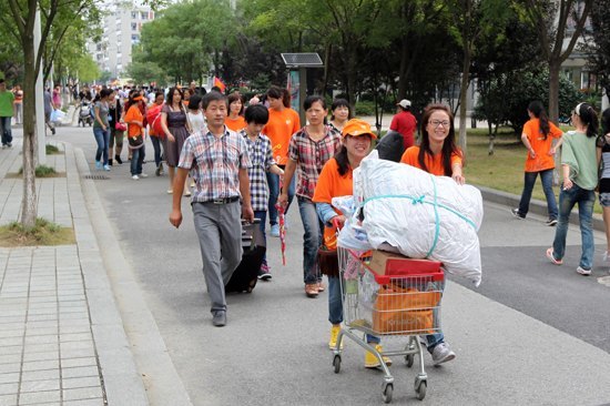 學院2012年迎新學生唱主角