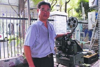 《揚(yáng)子晚報(bào)》南藝教授“古董”放映機(jī)為小區(qū)居民放露天電影