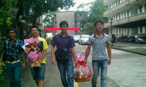 學生代表慰問廣東石油化工學院離休老教師代表