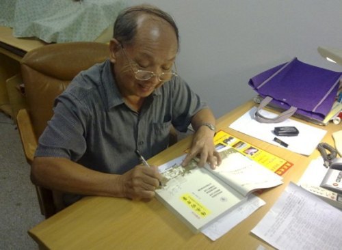 學生代表慰問廣東石油化工學院離休老教師代表