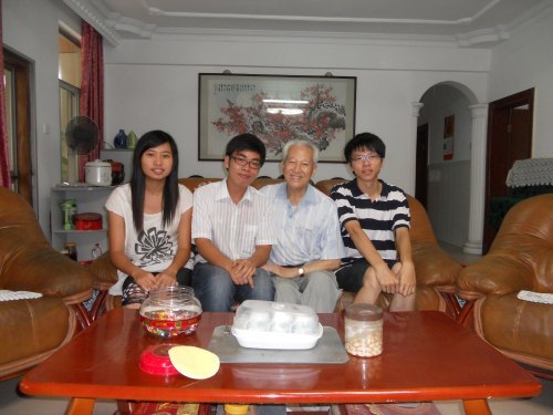 學生代表慰問廣東石油化工學院離休老教師代表