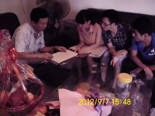 學生代表慰問廣東石油化工學院離休老教師代表