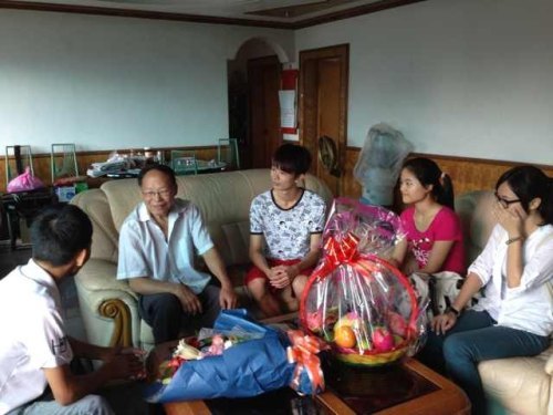 學生代表慰問廣東石油化工學院離休老教師代表