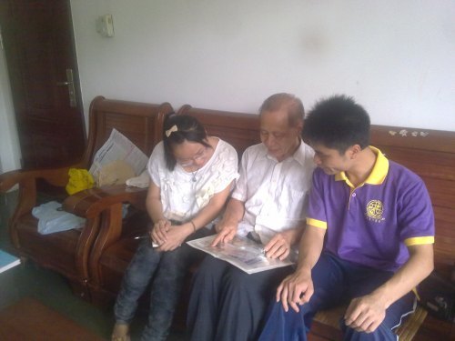 學生代表慰問廣東石油化工學院離休老教師代表