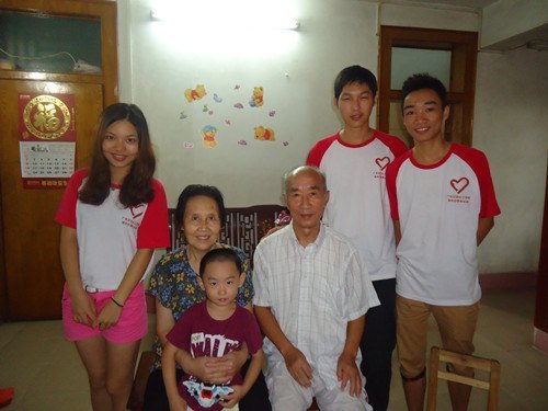 學生代表慰問廣東石油化工學院離休老教師代表