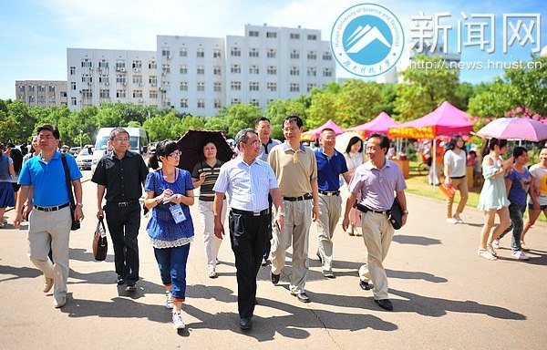 校黨委書記田銀華一行視察迎新動態