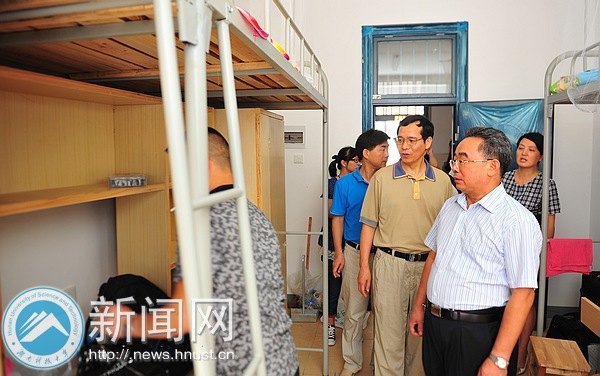 校黨委書記田銀華一行視察迎新動態