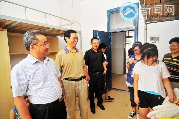 校黨委書記田銀華一行視察迎新動態