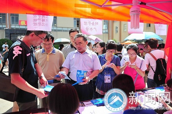 校黨委書記田銀華一行視察迎新動態