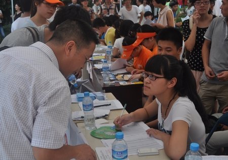 秋風送爽迎八方學子——臨海校區迎新工作進行時