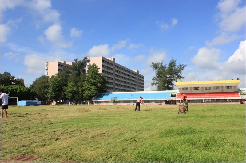 體育學(xué)系為迎接新生軍訓(xùn)開(kāi)展田徑場(chǎng)草坪修剪清潔工作