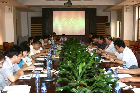 學(xué)校召開慶祝教師節(jié)新引進教師座談會