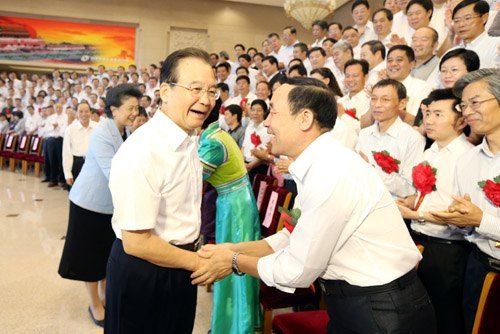 溫家寶在全國教師工作暨“兩基”總結表彰會上講話