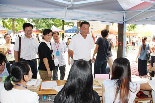 喜迎廣西師范學院2012級新生報到入學