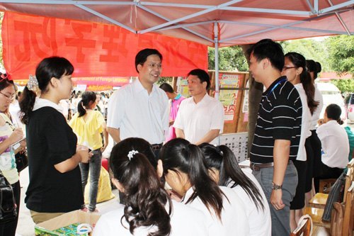 喜迎廣西師范學院2012級新生報到入學