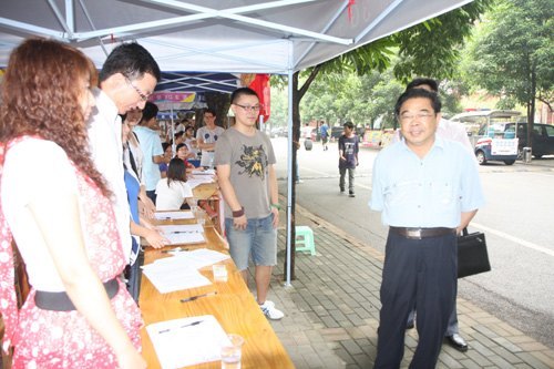 喜迎廣西師范學院2012級新生報到入學