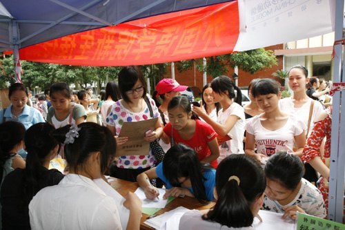 喜迎廣西師范學院2012級新生報到入學