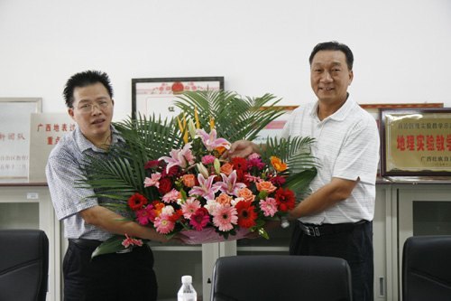 學校領導率隊慰問教師代表