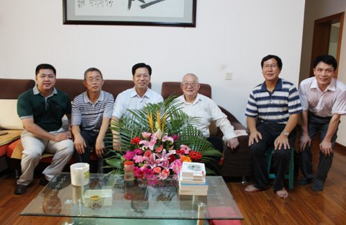 學校領導率隊慰問教師代表