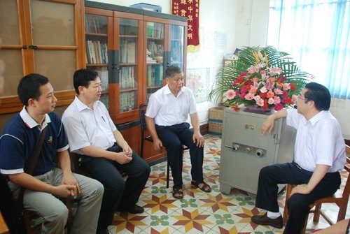 學校領導率隊慰問教師代表