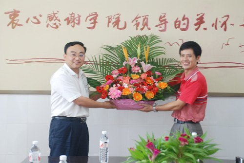 學校領導率隊慰問教師代表