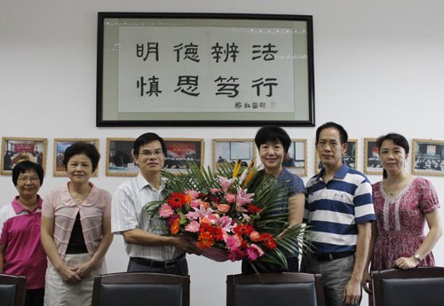 學校領導率隊慰問教師代表