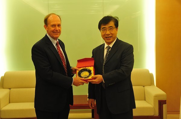 徐明稚校長會見美國駐上海總領(lǐng)事館葛瑞風總領(lǐng)事一行