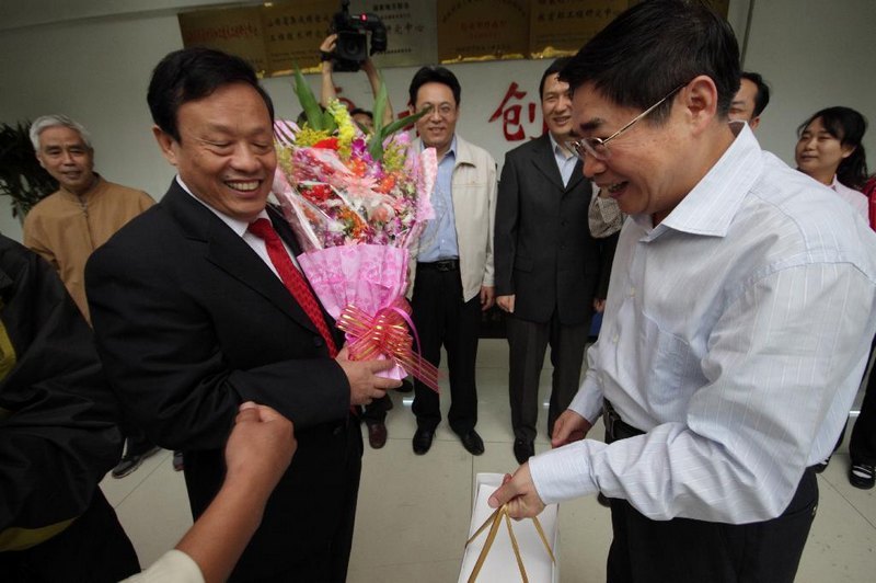 省委書(shū)記袁純清教師節(jié)來(lái)校慰問(wèn)并視察指導(dǎo)