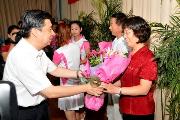 束束鮮花蘊真情 句句寄語賦鼓勵 常州市委書記閻立來常州工學院看望慰問廣大教師