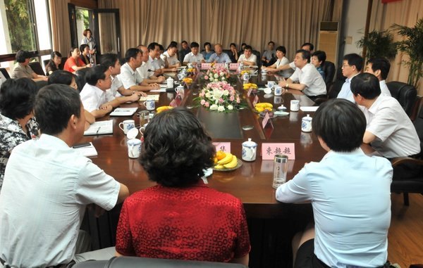 束束鮮花蘊真情 句句寄語賦鼓勵 常州市委書記閻立來常州工學院看望慰問廣大教師