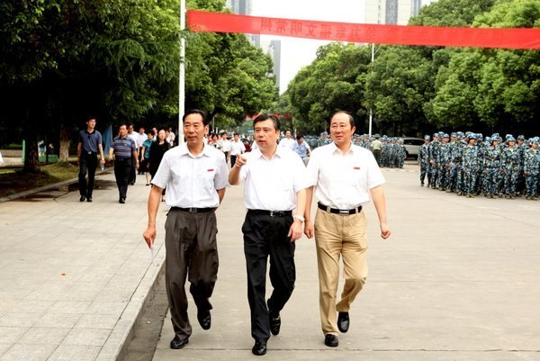 束束鮮花蘊真情 句句寄語賦鼓勵 常州市委書記閻立來常州工學院看望慰問廣大教師