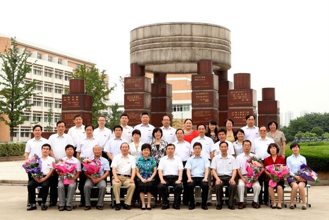 束束鮮花蘊真情 句句寄語賦鼓勵 常州市委書記閻立來常州工學院看望慰問廣大教師