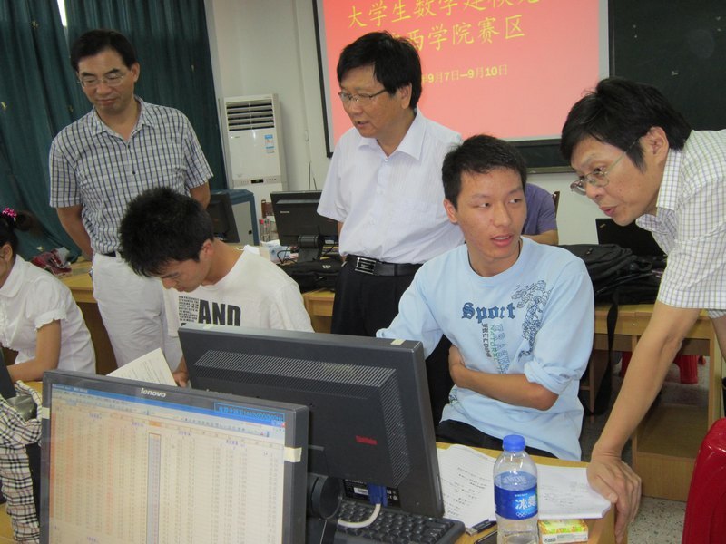 皖西學院校領導親臨全國大學生數學建模競賽現場慰問指導