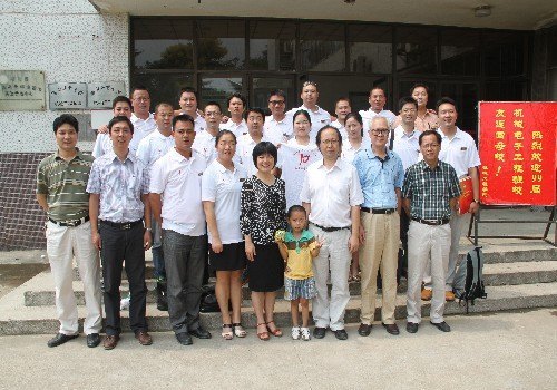 99級(jí)機(jī)械電子工程班校友重歸母校舉行校慶座談會(huì)