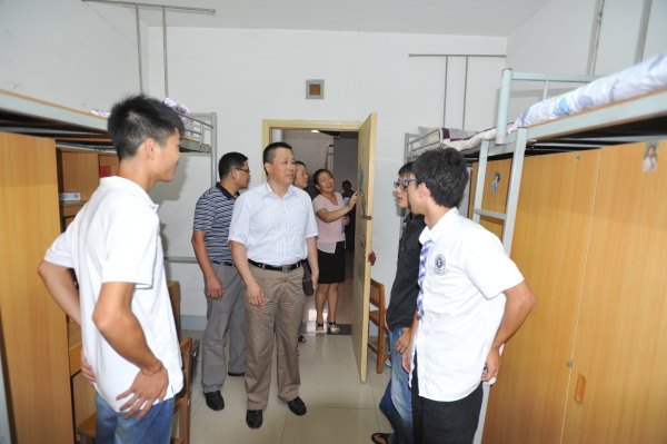 副校長張穎江調研計算機學院并走訪學生宿舍