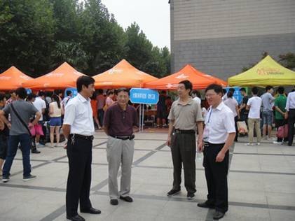 (圖文)安徽工業(yè)大學(xué)工商學(xué)院喜迎2012級新生