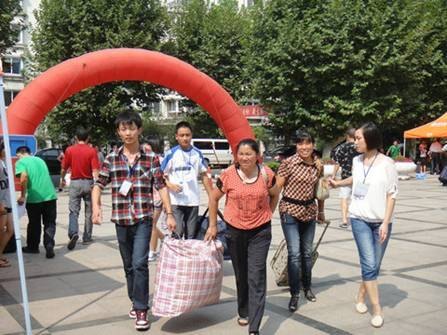 (圖文)安徽工業(yè)大學(xué)工商學(xué)院喜迎2012級新生