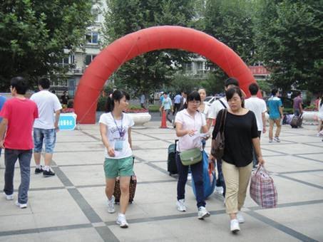 (圖文)安徽工業(yè)大學(xué)工商學(xué)院喜迎2012級新生